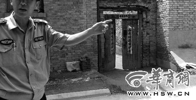 昨日,西安市閻良區(qū)譚家村,警方在孫某家調查