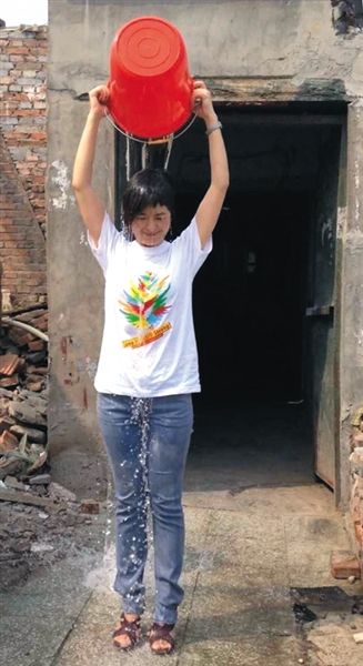 20日下午，央視主持人張泉靈參與“冰桶挑戰(zhàn)賽”。圖片來自微博