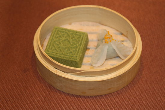 金陵茶香方糕和狀元餃。 花惠生 供圖