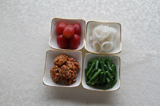 四調(diào)味：圣女果、蓮藕、核桃仁、小黃瓜。 花惠生 供圖