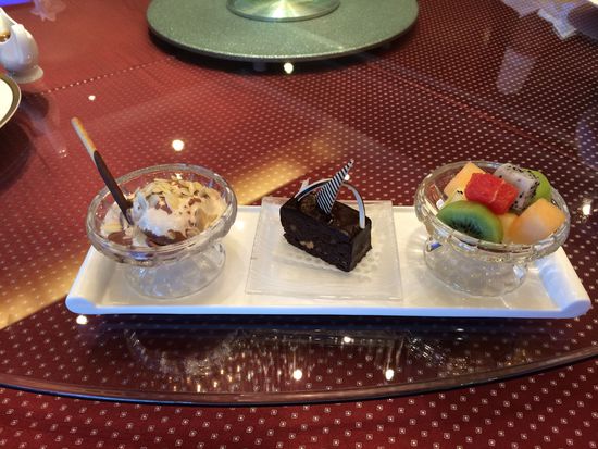 西點水果拼盤、巧克力布朗尼、冰淇淋。 花惠生