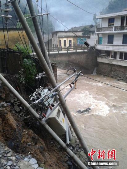 9日以來，陜西省鎮(zhèn)巴縣持續(xù)出現(xiàn)強秋淋天氣，21鎮(zhèn)不同程度受災(zāi)，電力、交通、移動通訊一度中斷。