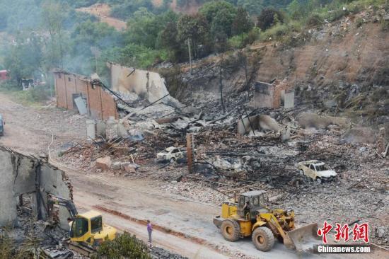 9月23日上午，花炮廠清理工作正在進(jìn)行，山谷內(nèi)的廠房已被爆炸夷為平地。中新社發(fā) 楊華峰 攝