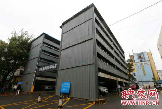 目前，市區(qū)內(nèi)的停車(chē)場(chǎng)數(shù)量還不能滿足廣大市民的需求。