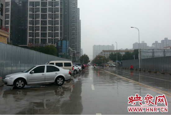 由于停車(chē)場(chǎng)分配不均，廣大私家車(chē)主選擇將車(chē)停在路邊。