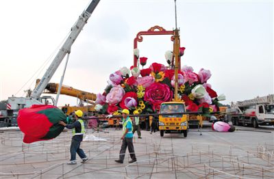 吊裝現(xiàn)場(chǎng)。昨晚，天安門立體主花壇“祝福祖國”完工，今天起供游人參觀。