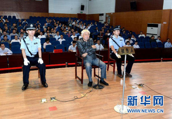 9月29日，方廣云在庭審現(xiàn)場。當日，“合肥房叔”腐敗窩案核心人物方廣云在安徽省廬江縣出庭受審。 新華社記者 郭晨 攝