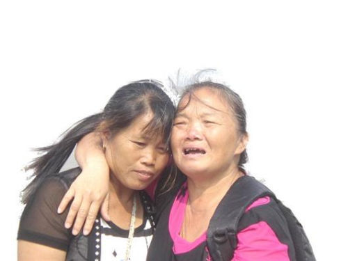 見(jiàn)到救命恩人魏冬桂（左），沈愛(ài)蘭十分激動(dòng)