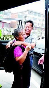 離別時(shí)，沈愛(ài)蘭（左）擁抱救命恩人李春富