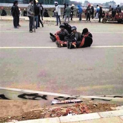 14日，沖突現(xiàn)場(chǎng)，幾名頭戴鋼盔的人被捆綁著。圖/東方IC