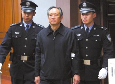 昨天，被告人張曙光在法庭上聽(tīng)取宣判。新華社發(fā)