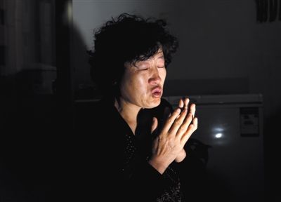 昨日,呼格吉勒圖的媽媽尚愛云在內(nèi)蒙古呼市家中講述這些年來的上訪經(jīng)歷。本版圖片/新京報記者 郭鐵流