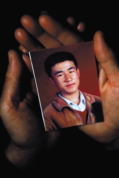 尚愛云捧著兒子的照片。