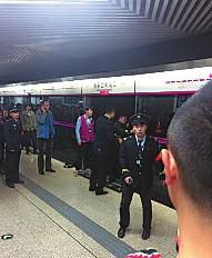 昨日18時(shí)57分，北京地鐵5號(hào)線惠新西街南口一女子遭遇不幸。昨晚9時(shí)記者在中日友好醫(yī)院發(fā)現(xiàn)女子已不幸身亡，女子遇險(xiǎn)是被夾在安全門(mén)和地鐵門(mén)中間，列車啟動(dòng)后掉下站臺(tái)。