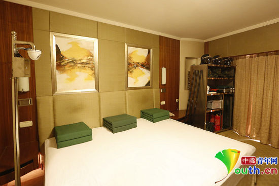 雖然在五星級(jí)飯店房間駐守，但武警官兵自帶被褥及生活用品，將兩張單人床拼成三人通鋪使用。