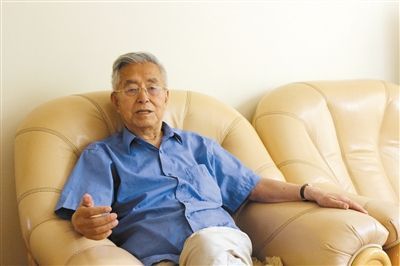 楊維駿 歷任云南省政協(xié)副主席等職。89歲高齡的楊維駿為12名失地農(nóng)民代表開道，到云南省政協(xié)反映問題。