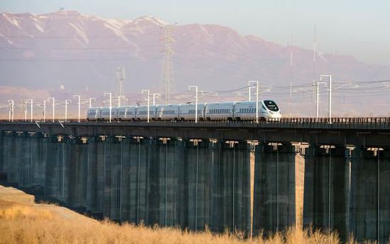 11月16日，從烏魯木齊南站首發(fā)的D8602次列車駛往哈密。