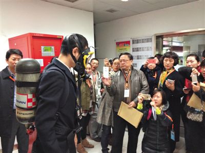昨天，地鐵4號線北京南站站，地鐵工作人員為人大代表演示應(yīng)急氧氣瓶佩戴方式。新京報記者