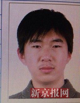 犯罪嫌疑人李小龍，27歲，唐山樂亭人。村干部說李小龍經(jīng)常把自己關(guān)在家里