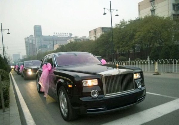 　11月23日，河北唐山街頭現(xiàn)價(jià)值超過2個(gè)億的婚禮車隊(duì)。