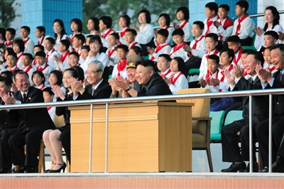 5月2日，金正恩與金與正（前排左二）一起觀看比賽。