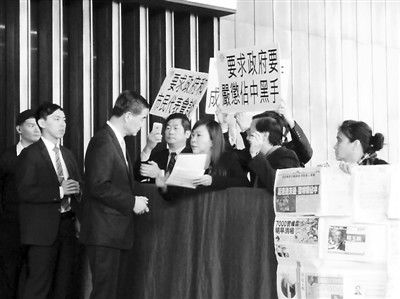 撐警大聯(lián)盟召集人李偲嫣2日到特首辦請愿，要求政府嚴厲處置“占中三子”和“雙學”的代表。