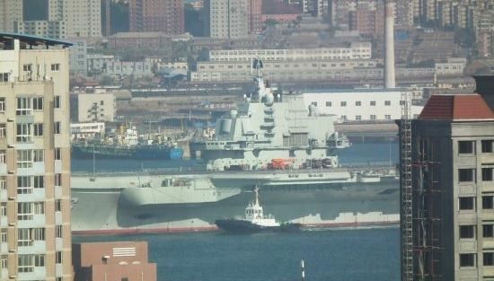 青島軍港周圍高樓林立，一睹遼寧號(hào)真容只需要一個(gè)好天氣（資料圖片）