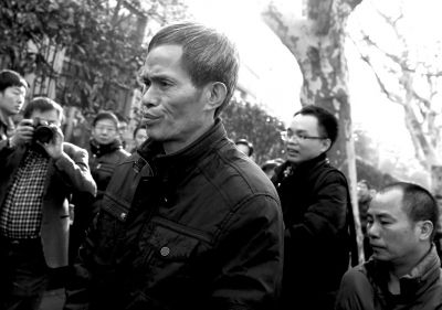 被告人林森浩的父親林尊耀準(zhǔn)備進(jìn)入法院。