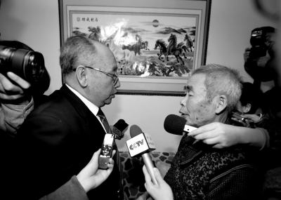 15日，內(nèi)蒙古高院副院長趙建平（左）帶隊向呼格吉勒圖父母送達再審法律文書。