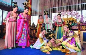 戲里一眾妃嬪的裝扮都相當(dāng)“吸睛”。