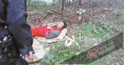 在草叢中睡覺(jué)的男子竟是名網(wǎng)上逃犯。