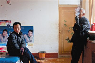 父親抽煙，兒子不語。逃跑的越南新娘，給袁迎賓父子帶來的是失落。新京報(bào)記者