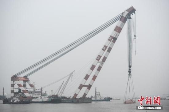 事故沉船已拖至北岸淺水區(qū)域。 事故沉船已拖至北岸淺水區(qū)域。