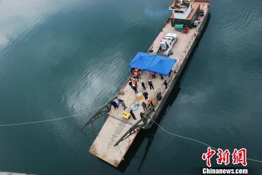 警方四次到百米深的湖中打撈被害人遺體。