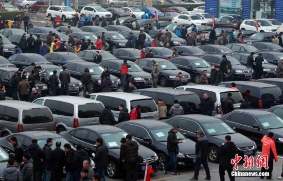 2015年1月25日，首批國家和中央機(jī)關(guān)取消的公務(wù)用車在北京亞運(yùn)村汽車交易市場拍賣。106輛公務(wù)用車