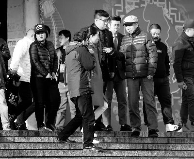 彩排后，高曉攀、尤憲超和不知名女演員聆聽馮鞏總結(jié)訓(xùn)話