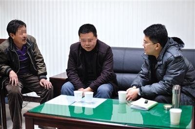 1月7日，陜西省榆林市，國家信訪局第五督查組成員王治鐸（右一）與兩名信訪人約談。 楊凱 攝