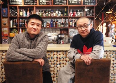 　14日，西安交通大學(xué)路66號(hào)公路咖啡館，苗阜（左）、王聲（右）兩位青年相聲演員今年將第一次登上春晚