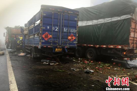 圖為21日，蘭南高速河南段車禍?zhǔn)鹿尸F(xiàn)場一片狼藉?！」啤z