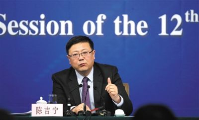 昨日，十二屆全國人大三次會(huì)議新聞中心，環(huán)保部部長陳吉寧回答中外記者提問。新京報(bào)記者 陳杰 攝