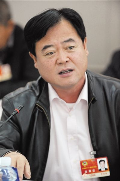 　政協(xié)委員、中國通用技術(shù)集團董事長賀同新稱，按照2014年的數(shù)字，他的薪水下降了近50%。圖/CFP