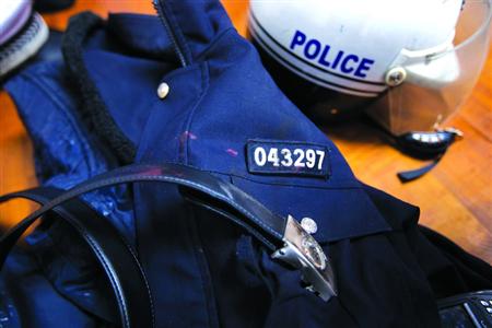 在閔行區(qū)虹橋派出所的一角，擺放著茆盛泉曾經(jīng)最愛的警服。“043297”的警號(hào)、深色的警服依稀可見已經(jīng)凝固的血跡，警用皮帶也斷裂了。