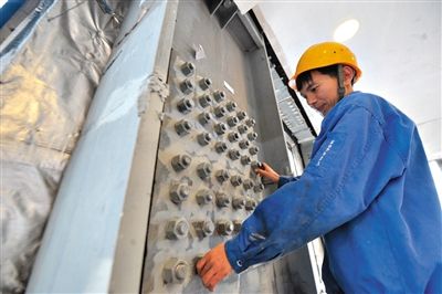 工人在內(nèi)部安裝鋼結(jié)構(gòu)。