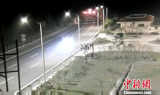 看到車(chē)輛經(jīng)過(guò)，孩子們便急忙跑到一旁的花圃上?！【焦﹫D　攝