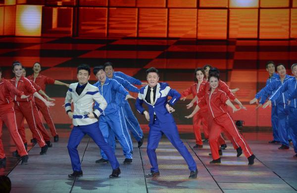 《小蘋(píng)果》、《最炫民族風(fēng)》等廣場(chǎng)舞曲將會(huì)有全國(guó)統(tǒng)一、編排科學(xué)、帶給人正能量的全新動(dòng)作。 CFP 資料