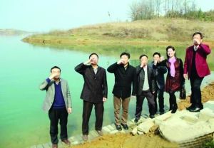 活動儀式現場，一眾人舀起漳河水直接喝下