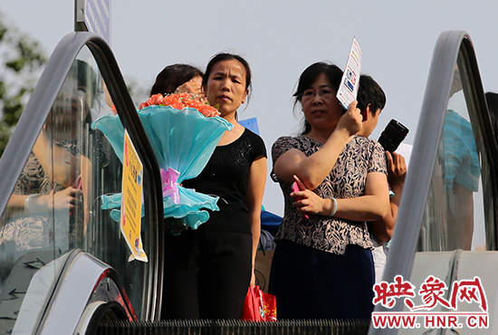 有一種情，你我日日相見，從不言表，但會抱著鮮花等候歸人。