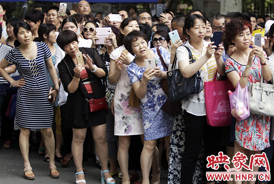 你在人群中，只有找到你，她們才會松下眉間的皺紋。