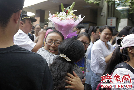 沖向你，給你一個深情的擁抱。