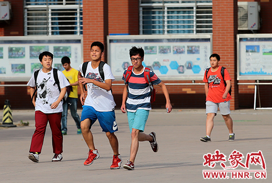 若我會見你，事隔經(jīng)年。我該何以賀你，以眼淚，以沉默。　